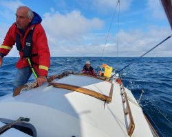 A la manoeuvre pour essayer le petit foc de brise