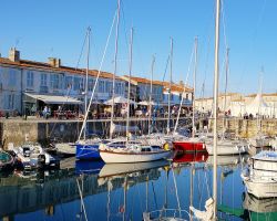 Bien arrivé à Port de Saint Martin de Ré. Tout au fond. La place pour manœuvrer est exiguë. Ça se fait
