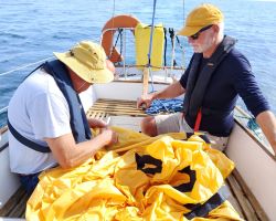 Il y a toujours à faire sur un bateau ! Réparation n° 28 sur le spi