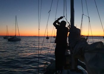 Préparation pour la nuit au mouillage